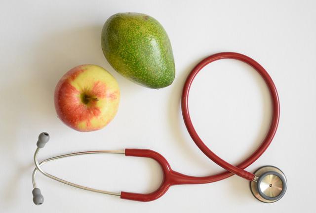 Alzheimer, la dieta per rallentare il declino cognitivo: i consigli sui cibi