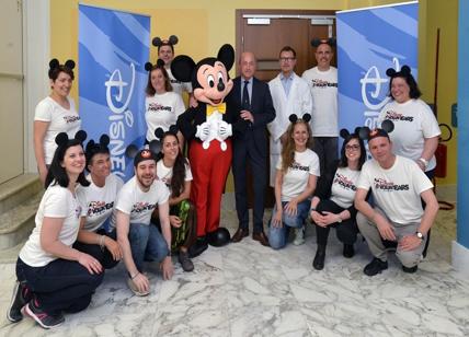 Disney VoluntEARs e Topolino visitano i bambini dell'ospedale Gaslini a Genova