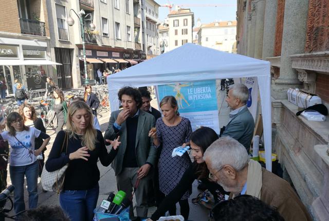 La disobbedienza civile attuata da Marco Cappato, Filomena Gallo e Marco Perduca (tesoriere, segretario e membro di giunta Ass. Coscioni ), con l’assaggio e distribuzione al pubblico di gustosi arancini di riso editato geneticamente, ha dato inizio ufficialmente il XV Congresso dell’Associazione Luca Coscioni dedicato a “LE LIBERTA’ IN PERSONA” La disobbedienza civile attuata da Marco Cappato, Filomena Gallo e Marco Perduca (tesoriere, segretario e membro di giunta Ass. Coscioni ), con l’assaggio e distribuzione al pubblico di gustosi arancini di riso editato geneticamente, ha dato inizio ufficialmente il XV Congresso dell’Associazione Luca Coscioni dedicato a “LE LIBERTA’ IN PERSONA”