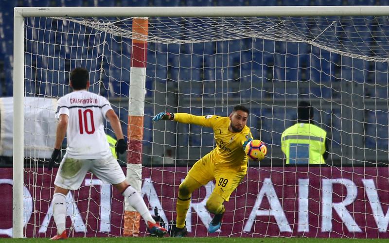 Donnarumma e Calhanoglu (foto Lapresse) Donnarumma e Calhanoglu (foto Lapresse)