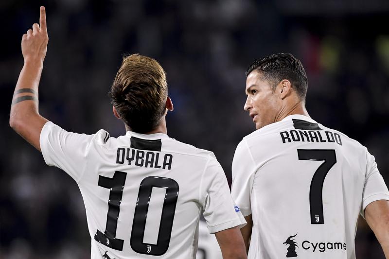 Dybala e Cristiano Ronaldo (foto Lapresse) Dybala e Cristiano Ronaldo (foto Lapresse)