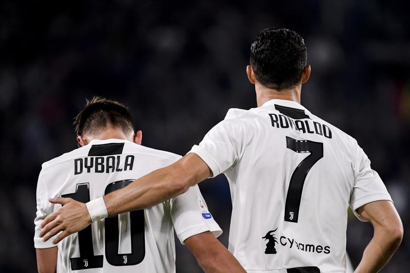 Dybala e Cristiano Ronaldo (foto Lapresse) Dybala e Cristiano Ronaldo (foto Lapresse)
