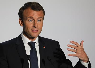 Emmanuel macron ape 4