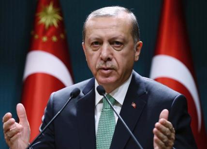 Turchia, Erdogan: 'Macron è un peso, spero la Francia se ne sbarazzi presto'