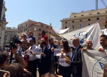 “Salvini sotto attacco”. Flash mob dei leghisti in piazza San Silvestro