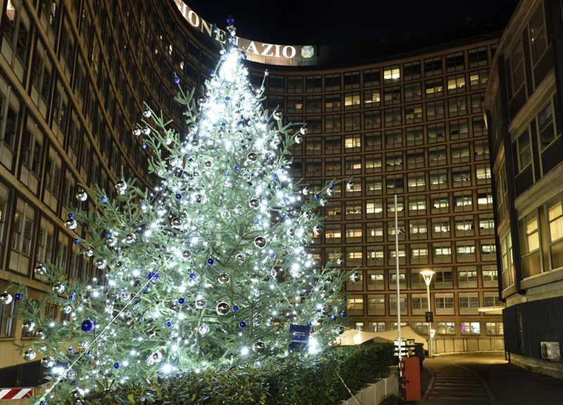 Fondazione Sorgente Group   Uno degli alberi di Natale davanti alla Regione Lazio (1)