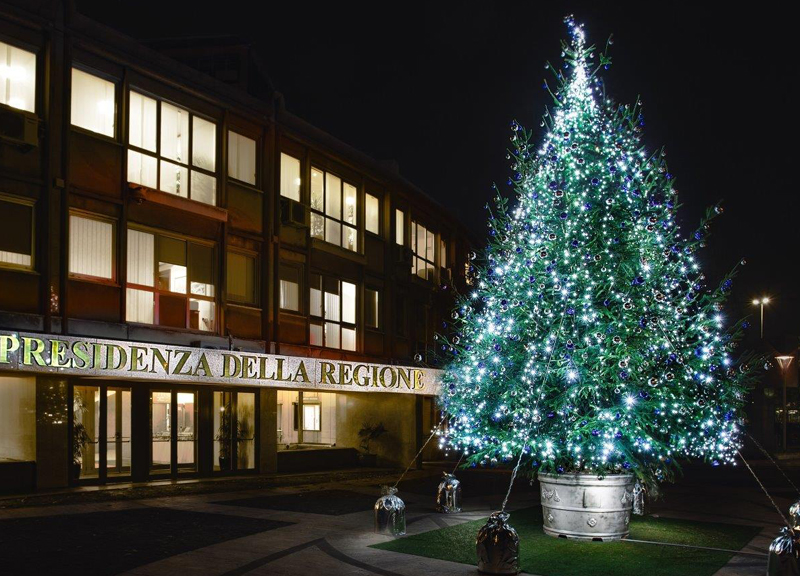 Fondazione Sorgente Group   Uno degli alberi di Natale davanti alla Regione Lazio (2)