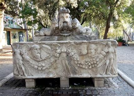 Roma sfregiata. Vandali a Villa Borghese: "decapitatata" fontana del Sarcofago
