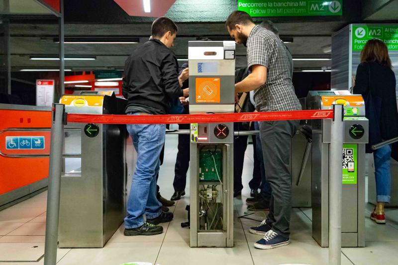 Foto 5 l'installazione del primo dispositivo contactless a Loreto M1