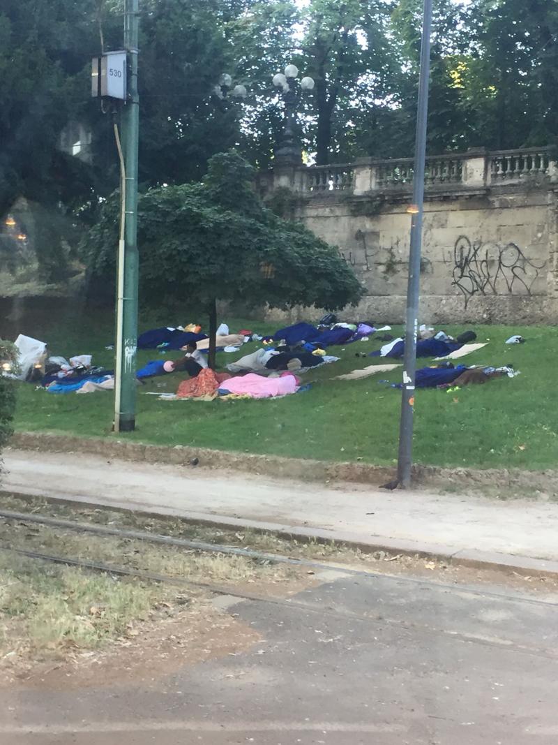 Bivacco di immigrati ai giardini di Porta Venezia