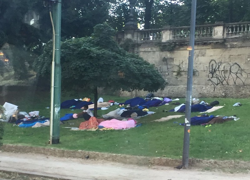 Milano, bivacco di migranti in Porta Venezia