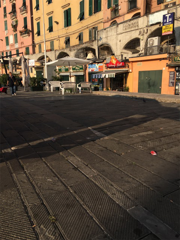 Il famoso grill abusivo del civico 19r di Piazza Caricamento dove il gestore pakistano questa estate ha provato a rubare acqua pubblica all’acquedotto comunale. Il locale è ora perennemente presidiato da vedette della ‘ndrangheta. I tavolini sono abusivi e durante il giorno vengono ammonticchiati sulla piazza. Al pomeriggio ricompaiono con tanto di ombrellone.