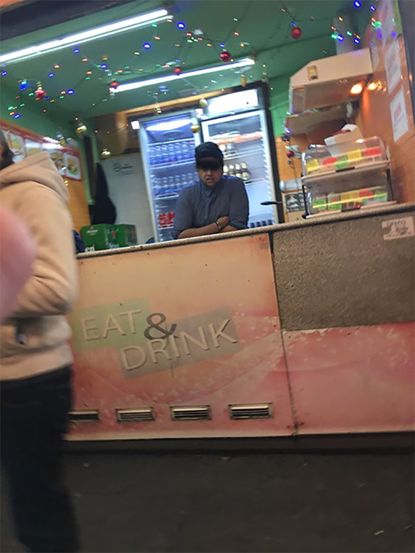 Il bar al civico 6r di Sottoripa gestito da un pakistano ora chiuso con sigillo delle forze dell’ordine.