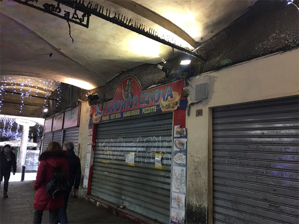 Il bar al civico 6r di Sottoripa gestito da un pakistano ora chiuso con sigillo delle forze dell’ordine.
