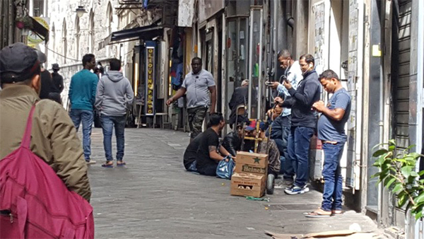 Assembramenti davanti a locali gestiti da pakistani nel centro storico, Nei pressi dei locali, presidiati da vedette, i soliti spacciatori: siamo nel così detto “Califfato di via Prè”
