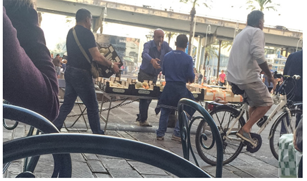 La "baraccopoli" della famiglia Fiumanò nel centro storico, in piazza Caricamento, ora rimossa dopo un ligissimo contenzionso..Tra le bancarelle si tenevano anche feste.