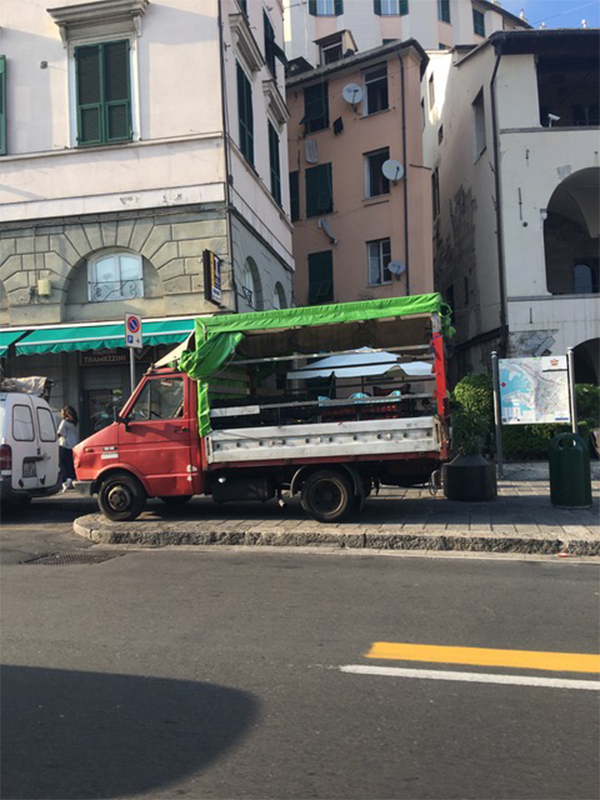 Il camion della famiglia Fiumanò durante una vendita abusiva mordi e fuggi di cocomeri, nel centro storico.