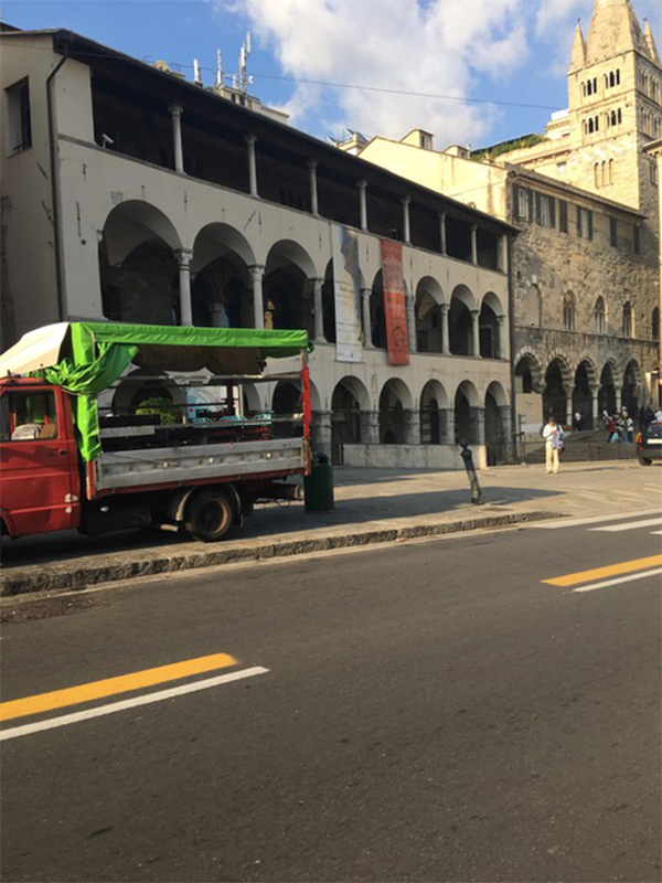 Il camion della famiglia Fiumanò durante una vendita abusiva mordi e fuggi di cocomeri, nel centro storico.