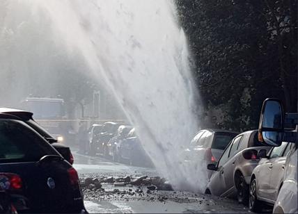 Esplode una tubatura a Monteverde: “geyser” di 10 metri inghiotte un'auto
