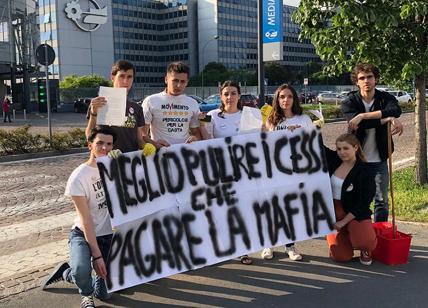 I giovani 5Stelle a Berlusconi: "Meglio pulire i cessi che la mafia"