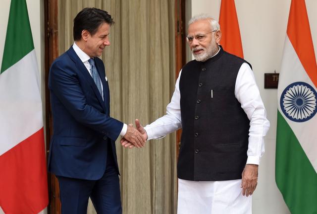 Giuseppe Conte e Narendra Modi (foto Lapresse) Giuseppe Conte e Narendra Modi (foto Lapresse)
