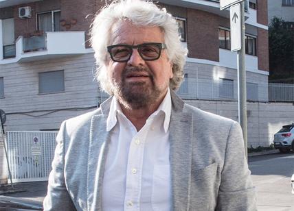 Beppe Grillo aggredisce un giornalista in uno stabilimento balneare a Livorno