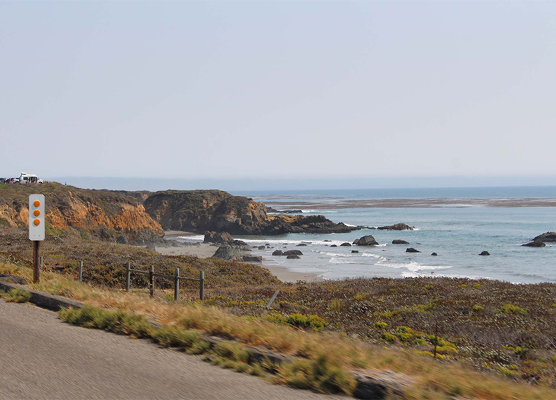 Percorrendo La Highway 1 si ammirano bellezze naturali mozzafiato con spiagge e scogliere a strapiombo sul mare Percorrendo La Highway 1 si ammirano bellezze naturali mozzafiato con spiagge e scogliere a strapiombo sul mare
