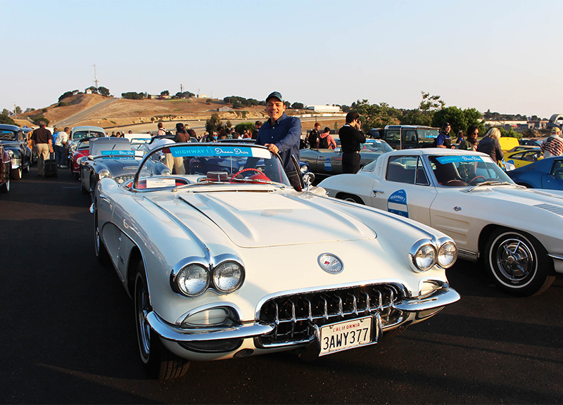 Igor Righetti accanto a una Chevrolet Corvette d'epoca Igor Righetti accanto a una Chevrolet Corvette d'epoca
