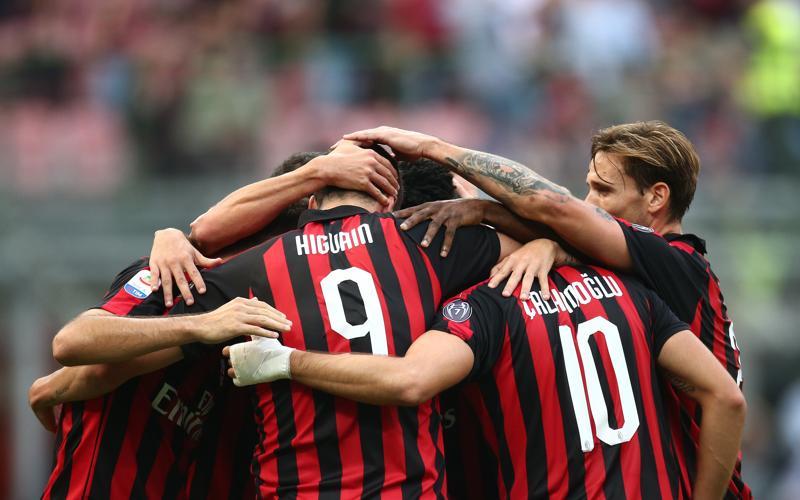 Il Milan festeggia il gol (foto Lapresse) Il Milan festeggia il gol (foto Lapresse)