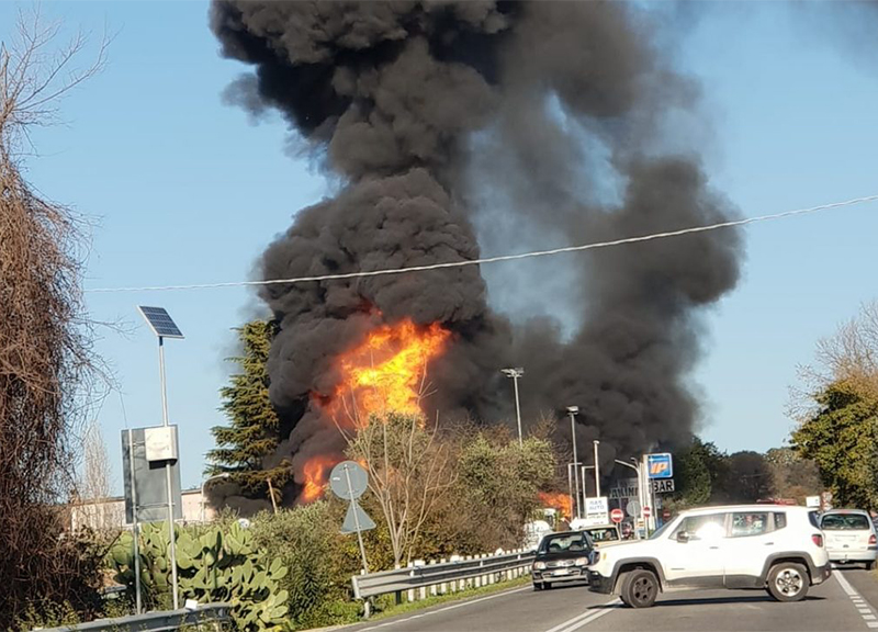 incendio salaria autobotte ape