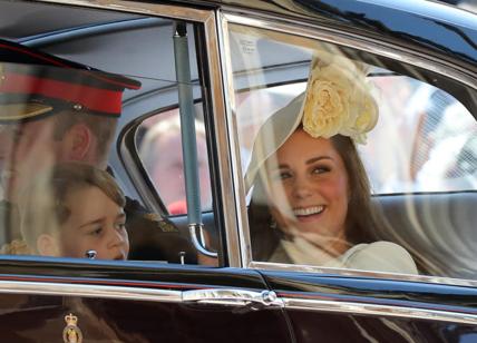 Kate Middleton in "bianco" (riciclato) al royal wedding. Pioggia di critiche