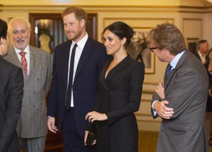 Meghan Markle "osa" un look sexy: scollatura e minigonna. Royal Family News