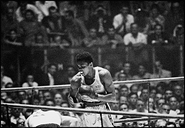 Thomas Hoepker - Thomas Hoepker, Roma, 1960, Olimpiadi, Muhammad Ali si batte per la medaglia d’oro nella categoria pesi mediomassimi © Hoepker e Magnum Photos Thomas Hoepker - Thomas Hoepker, Roma, 1960, Olimpiadi, Muhammad Ali si batte per la medaglia d’oro nella categoria pesi mediomassimi © Hoepker e Magnum Photos