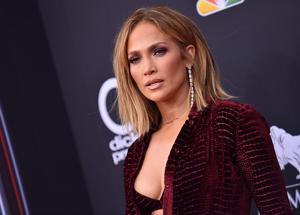 Jennifer Lopez struccata, lezione agli haters. "Botox? No, questa è la mia faccia"
