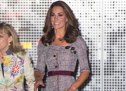 Kate Middleton nuovo look: con la redingote di Erdem detta la moda. FOTO