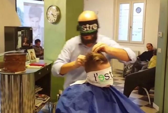Lecco, barbiere taglia i capelli bendato (dal canale YouTube di Remigio Morelli) Lecco, barbiere taglia i capelli bendato (dal canale YouTube di Remigio Morelli)