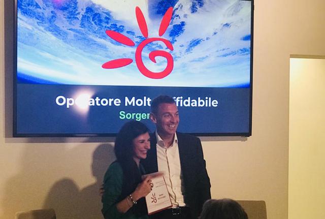 Simone Lo Nostro, Direttore Mercato e ICT di Sorgenia, riceve il Codici Energy Rating da Carla Pillitu, responsabile relazioni esterne dell'associazione CODICI. Simone Lo Nostro, Direttore Mercato e ICT di Sorgenia, riceve il Codici Energy Rating da Carla Pillitu, responsabile relazioni esterne dell'associazione CODICI.