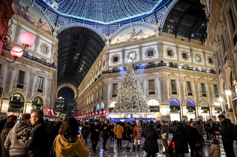 Si è acceso, nella serata di ieri, l'albero di Natale sponsorizzato Swarovski in Galleria Vittorio Emanuele a Milano, "sormontato" quest'anno dalle splendide luci decorative che arricchiscono la cupola dell'Ottagono. All'accensione, presente il sindaco Beppe Sala, la madrina è stata Belen Rodriguez, accompagnata dal figlio Santiago.  