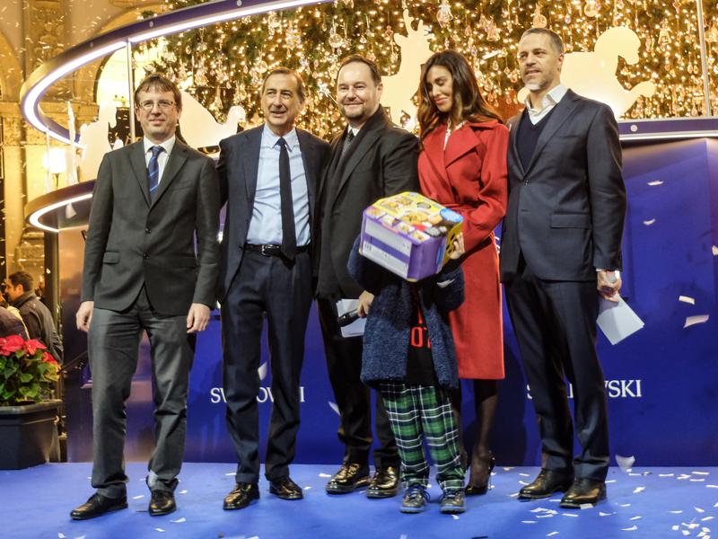 Si è acceso, nella serata di ieri, l'albero di Natale sponsorizzato Swarovski in Galleria Vittorio Emanuele a Milano, "sormontato" quest'anno dalle splendide luci decorative che arricchiscono la cupola dell'Ottagono. All'accensione, presente il sindaco Beppe Sala, la madrina è stata Belen Rodriguez, accompagnata dal figlio Santiago.  