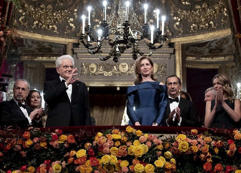 Politici, personaggi del mondo della cultura e dello spettacolo, capitani d'azienda, banchieri, e manager di punta delle principali aziende del Paese. Come ogni anno, la Prima della Scala e' il momento anche per vedere riuniti in un'unica occasione e nello stesso posto le persone piu' influenti e in vista della nazione, a partire ovviamente dal Capo dello Stato, Sergio Mattarella. Al suo fianco, nel palco Reale del Piermarini trovano posto la presidente del Senato, Maria Elisabetta Casellati, il ministro della Cultura, Alberto Bonisoli, il prefetto di Milano, Renato Saccone, il presidente della regione Lombardia, Attilio Fontana, il sindaco del capoluogo lombardo, Giuseppe Sala, con la compagna Chiara Bazoli. Restando ai politici, in questo caso di tecnici prestati alla politica, in sala troviamo anche il ministro dell'Economia, Giovanni Tria. A vedere l''Attila' del maestro Verdi, interpretata dal direttore Riccardo Chailly, tanti 'big' del mondo dell'imprenditoria e della finanza italiani: dai vertici di Intesa Sanpaolo, Carlo Messina, Gian Maria Gros Pietro, Giovanni Bazoli, al patron della Brembo, Alberto Bombassei. Sono presenti inoltre, il presidente di Assolombarda, Carlo Bonomi, il presidente di Mediaset, Fedele Confalonieri, la presidente di Eni Emma Marcegaglia, Carlo Presenti, Massimo Tononi della Cdp, Carlo Sangalli, il ceo di Vivendi, Arnaud de Puyfontaine. Passando infine al mondo della cultura e dello spettacolo, senza dimenticare la senatrice a vita Adriana Segre, alla prima della Scala sono venuti l'avvocato Paola Severino, la presidente dell'Accademia di Brera, Livia Pomodoro, Carla Fracci, lo chef Davide Oldani.