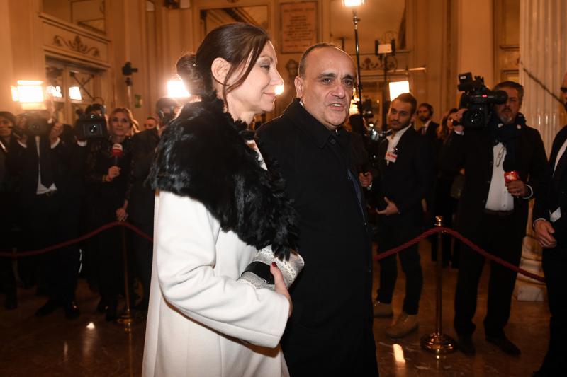 Politici, personaggi del mondo della cultura e dello spettacolo, capitani d'azienda, banchieri, e manager di punta delle principali aziende del Paese. Come ogni anno, la Prima della Scala e' il momento anche per vedere riuniti in un'unica occasione e nello stesso posto le persone piu' influenti e in vista della nazione, a partire ovviamente dal Capo dello Stato, Sergio Mattarella. Al suo fianco, nel palco Reale del Piermarini trovano posto la presidente del Senato, Maria Elisabetta Casellati, il ministro della Cultura, Alberto Bonisoli, il prefetto di Milano, Renato Saccone, il presidente della regione Lombardia, Attilio Fontana, il sindaco del capoluogo lombardo, Giuseppe Sala, con la compagna Chiara Bazoli. Restando ai politici, in questo caso di tecnici prestati alla politica, in sala troviamo anche il ministro dell'Economia, Giovanni Tria. A vedere l''Attila' del maestro Verdi, interpretata dal direttore Riccardo Chailly, tanti 'big' del mondo dell'imprenditoria e della finanza italiani: dai vertici di Intesa Sanpaolo, Carlo Messina, Gian Maria Gros Pietro, Giovanni Bazoli, al patron della Brembo, Alberto Bombassei. Sono presenti inoltre, il presidente di Assolombarda, Carlo Bonomi, il presidente di Mediaset, Fedele Confalonieri, la presidente di Eni Emma Marcegaglia, Carlo Presenti, Massimo Tononi della Cdp, Carlo Sangalli, il ceo di Vivendi, Arnaud de Puyfontaine. Passando infine al mondo della cultura e dello spettacolo, senza dimenticare la senatrice a vita Adriana Segre, alla prima della Scala sono venuti l'avvocato Paola Severino, la presidente dell'Accademia di Brera, Livia Pomodoro, Carla Fracci, lo chef Davide Oldani.