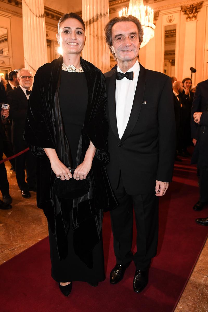 Politici, personaggi del mondo della cultura e dello spettacolo, capitani d'azienda, banchieri, e manager di punta delle principali aziende del Paese. Come ogni anno, la Prima della Scala e' il momento anche per vedere riuniti in un'unica occasione e nello stesso posto le persone piu' influenti e in vista della nazione, a partire ovviamente dal Capo dello Stato, Sergio Mattarella. Al suo fianco, nel palco Reale del Piermarini trovano posto la presidente del Senato, Maria Elisabetta Casellati, il ministro della Cultura, Alberto Bonisoli, il prefetto di Milano, Renato Saccone, il presidente della regione Lombardia, Attilio Fontana, il sindaco del capoluogo lombardo, Giuseppe Sala, con la compagna Chiara Bazoli. Restando ai politici, in questo caso di tecnici prestati alla politica, in sala troviamo anche il ministro dell'Economia, Giovanni Tria. A vedere l''Attila' del maestro Verdi, interpretata dal direttore Riccardo Chailly, tanti 'big' del mondo dell'imprenditoria e della finanza italiani: dai vertici di Intesa Sanpaolo, Carlo Messina, Gian Maria Gros Pietro, Giovanni Bazoli, al patron della Brembo, Alberto Bombassei. Sono presenti inoltre, il presidente di Assolombarda, Carlo Bonomi, il presidente di Mediaset, Fedele Confalonieri, la presidente di Eni Emma Marcegaglia, Carlo Presenti, Massimo Tononi della Cdp, Carlo Sangalli, il ceo di Vivendi, Arnaud de Puyfontaine. Passando infine al mondo della cultura e dello spettacolo, senza dimenticare la senatrice a vita Adriana Segre, alla prima della Scala sono venuti l'avvocato Paola Severino, la presidente dell'Accademia di Brera, Livia Pomodoro, Carla Fracci, lo chef Davide Oldani.