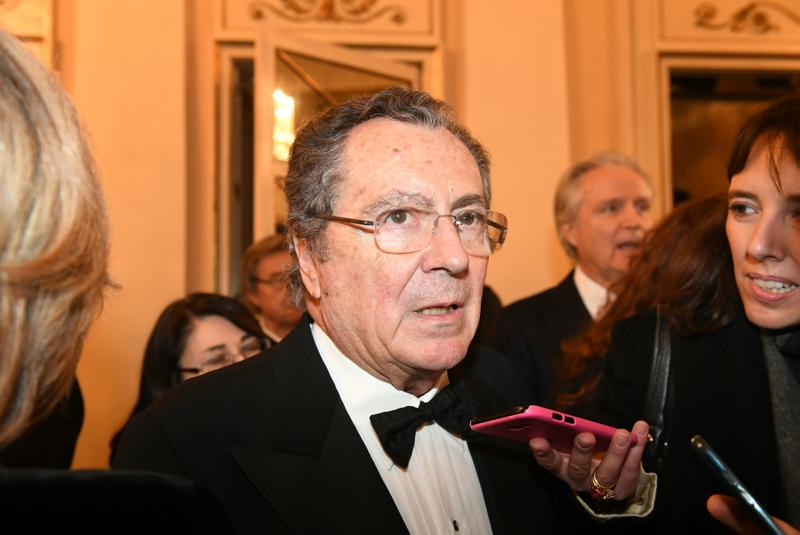 Politici, personaggi del mondo della cultura e dello spettacolo, capitani d'azienda, banchieri, e manager di punta delle principali aziende del Paese. Come ogni anno, la Prima della Scala e' il momento anche per vedere riuniti in un'unica occasione e nello stesso posto le persone piu' influenti e in vista della nazione, a partire ovviamente dal Capo dello Stato, Sergio Mattarella. Al suo fianco, nel palco Reale del Piermarini trovano posto la presidente del Senato, Maria Elisabetta Casellati, il ministro della Cultura, Alberto Bonisoli, il prefetto di Milano, Renato Saccone, il presidente della regione Lombardia, Attilio Fontana, il sindaco del capoluogo lombardo, Giuseppe Sala, con la compagna Chiara Bazoli. Restando ai politici, in questo caso di tecnici prestati alla politica, in sala troviamo anche il ministro dell'Economia, Giovanni Tria. A vedere l''Attila' del maestro Verdi, interpretata dal direttore Riccardo Chailly, tanti 'big' del mondo dell'imprenditoria e della finanza italiani: dai vertici di Intesa Sanpaolo, Carlo Messina, Gian Maria Gros Pietro, Giovanni Bazoli, al patron della Brembo, Alberto Bombassei. Sono presenti inoltre, il presidente di Assolombarda, Carlo Bonomi, il presidente di Mediaset, Fedele Confalonieri, la presidente di Eni Emma Marcegaglia, Carlo Presenti, Massimo Tononi della Cdp, Carlo Sangalli, il ceo di Vivendi, Arnaud de Puyfontaine. Passando infine al mondo della cultura e dello spettacolo, senza dimenticare la senatrice a vita Adriana Segre, alla prima della Scala sono venuti l'avvocato Paola Severino, la presidente dell'Accademia di Brera, Livia Pomodoro, Carla Fracci, lo chef Davide Oldani.