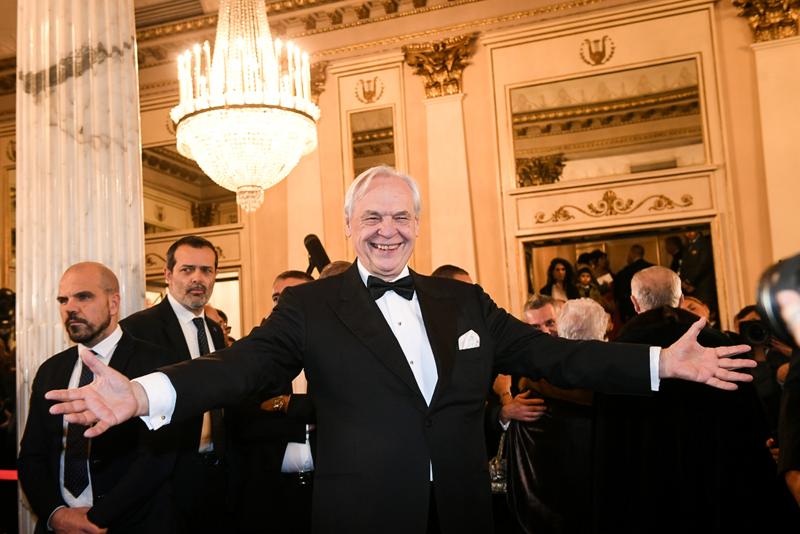 Politici, personaggi del mondo della cultura e dello spettacolo, capitani d'azienda, banchieri, e manager di punta delle principali aziende del Paese. Come ogni anno, la Prima della Scala e' il momento anche per vedere riuniti in un'unica occasione e nello stesso posto le persone piu' influenti e in vista della nazione, a partire ovviamente dal Capo dello Stato, Sergio Mattarella. Al suo fianco, nel palco Reale del Piermarini trovano posto la presidente del Senato, Maria Elisabetta Casellati, il ministro della Cultura, Alberto Bonisoli, il prefetto di Milano, Renato Saccone, il presidente della regione Lombardia, Attilio Fontana, il sindaco del capoluogo lombardo, Giuseppe Sala, con la compagna Chiara Bazoli. Restando ai politici, in questo caso di tecnici prestati alla politica, in sala troviamo anche il ministro dell'Economia, Giovanni Tria. A vedere l''Attila' del maestro Verdi, interpretata dal direttore Riccardo Chailly, tanti 'big' del mondo dell'imprenditoria e della finanza italiani: dai vertici di Intesa Sanpaolo, Carlo Messina, Gian Maria Gros Pietro, Giovanni Bazoli, al patron della Brembo, Alberto Bombassei. Sono presenti inoltre, il presidente di Assolombarda, Carlo Bonomi, il presidente di Mediaset, Fedele Confalonieri, la presidente di Eni Emma Marcegaglia, Carlo Presenti, Massimo Tononi della Cdp, Carlo Sangalli, il ceo di Vivendi, Arnaud de Puyfontaine. Passando infine al mondo della cultura e dello spettacolo, senza dimenticare la senatrice a vita Adriana Segre, alla prima della Scala sono venuti l'avvocato Paola Severino, la presidente dell'Accademia di Brera, Livia Pomodoro, Carla Fracci, lo chef Davide Oldani.