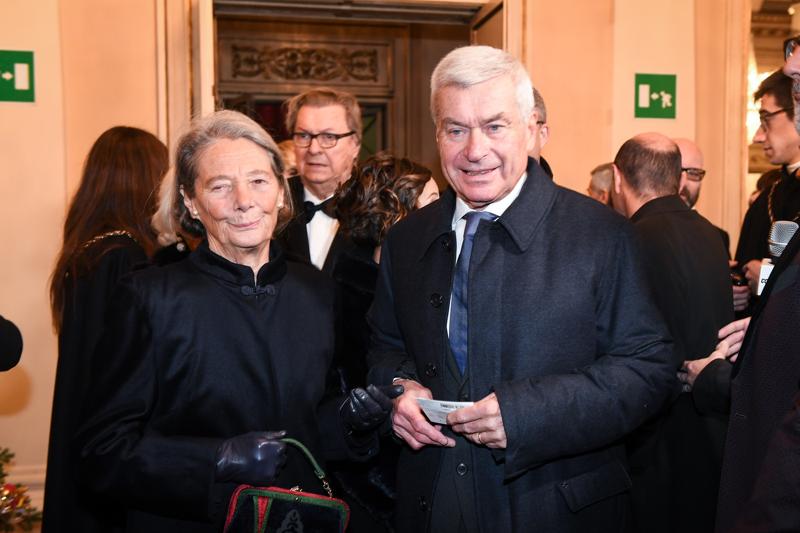 Politici, personaggi del mondo della cultura e dello spettacolo, capitani d'azienda, banchieri, e manager di punta delle principali aziende del Paese. Come ogni anno, la Prima della Scala e' il momento anche per vedere riuniti in un'unica occasione e nello stesso posto le persone piu' influenti e in vista della nazione, a partire ovviamente dal Capo dello Stato, Sergio Mattarella. Al suo fianco, nel palco Reale del Piermarini trovano posto la presidente del Senato, Maria Elisabetta Casellati, il ministro della Cultura, Alberto Bonisoli, il prefetto di Milano, Renato Saccone, il presidente della regione Lombardia, Attilio Fontana, il sindaco del capoluogo lombardo, Giuseppe Sala, con la compagna Chiara Bazoli. Restando ai politici, in questo caso di tecnici prestati alla politica, in sala troviamo anche il ministro dell'Economia, Giovanni Tria. A vedere l''Attila' del maestro Verdi, interpretata dal direttore Riccardo Chailly, tanti 'big' del mondo dell'imprenditoria e della finanza italiani: dai vertici di Intesa Sanpaolo, Carlo Messina, Gian Maria Gros Pietro, Giovanni Bazoli, al patron della Brembo, Alberto Bombassei. Sono presenti inoltre, il presidente di Assolombarda, Carlo Bonomi, il presidente di Mediaset, Fedele Confalonieri, la presidente di Eni Emma Marcegaglia, Carlo Presenti, Massimo Tononi della Cdp, Carlo Sangalli, il ceo di Vivendi, Arnaud de Puyfontaine. Passando infine al mondo della cultura e dello spettacolo, senza dimenticare la senatrice a vita Adriana Segre, alla prima della Scala sono venuti l'avvocato Paola Severino, la presidente dell'Accademia di Brera, Livia Pomodoro, Carla Fracci, lo chef Davide Oldani.