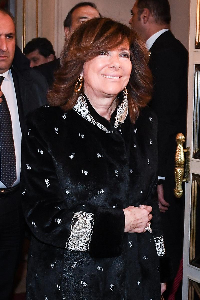 Politici, personaggi del mondo della cultura e dello spettacolo, capitani d'azienda, banchieri, e manager di punta delle principali aziende del Paese. Come ogni anno, la Prima della Scala e' il momento anche per vedere riuniti in un'unica occasione e nello stesso posto le persone piu' influenti e in vista della nazione, a partire ovviamente dal Capo dello Stato, Sergio Mattarella. Al suo fianco, nel palco Reale del Piermarini trovano posto la presidente del Senato, Maria Elisabetta Casellati, il ministro della Cultura, Alberto Bonisoli, il prefetto di Milano, Renato Saccone, il presidente della regione Lombardia, Attilio Fontana, il sindaco del capoluogo lombardo, Giuseppe Sala, con la compagna Chiara Bazoli. Restando ai politici, in questo caso di tecnici prestati alla politica, in sala troviamo anche il ministro dell'Economia, Giovanni Tria. A vedere l''Attila' del maestro Verdi, interpretata dal direttore Riccardo Chailly, tanti 'big' del mondo dell'imprenditoria e della finanza italiani: dai vertici di Intesa Sanpaolo, Carlo Messina, Gian Maria Gros Pietro, Giovanni Bazoli, al patron della Brembo, Alberto Bombassei. Sono presenti inoltre, il presidente di Assolombarda, Carlo Bonomi, il presidente di Mediaset, Fedele Confalonieri, la presidente di Eni Emma Marcegaglia, Carlo Presenti, Massimo Tononi della Cdp, Carlo Sangalli, il ceo di Vivendi, Arnaud de Puyfontaine. Passando infine al mondo della cultura e dello spettacolo, senza dimenticare la senatrice a vita Adriana Segre, alla prima della Scala sono venuti l'avvocato Paola Severino, la presidente dell'Accademia di Brera, Livia Pomodoro, Carla Fracci, lo chef Davide Oldani.