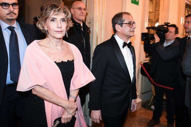 Politici, personaggi del mondo della cultura e dello spettacolo, capitani d'azienda, banchieri, e manager di punta delle principali aziende del Paese. Come ogni anno, la Prima della Scala e' il momento anche per vedere riuniti in un'unica occasione e nello stesso posto le persone piu' influenti e in vista della nazione, a partire ovviamente dal Capo dello Stato, Sergio Mattarella. Al suo fianco, nel palco Reale del Piermarini trovano posto la presidente del Senato, Maria Elisabetta Casellati, il ministro della Cultura, Alberto Bonisoli, il prefetto di Milano, Renato Saccone, il presidente della regione Lombardia, Attilio Fontana, il sindaco del capoluogo lombardo, Giuseppe Sala, con la compagna Chiara Bazoli. Restando ai politici, in questo caso di tecnici prestati alla politica, in sala troviamo anche il ministro dell'Economia, Giovanni Tria. A vedere l''Attila' del maestro Verdi, interpretata dal direttore Riccardo Chailly, tanti 'big' del mondo dell'imprenditoria e della finanza italiani: dai vertici di Intesa Sanpaolo, Carlo Messina, Gian Maria Gros Pietro, Giovanni Bazoli, al patron della Brembo, Alberto Bombassei. Sono presenti inoltre, il presidente di Assolombarda, Carlo Bonomi, il presidente di Mediaset, Fedele Confalonieri, la presidente di Eni Emma Marcegaglia, Carlo Presenti, Massimo Tononi della Cdp, Carlo Sangalli, il ceo di Vivendi, Arnaud de Puyfontaine. Passando infine al mondo della cultura e dello spettacolo, senza dimenticare la senatrice a vita Adriana Segre, alla prima della Scala sono venuti l'avvocato Paola Severino, la presidente dell'Accademia di Brera, Livia Pomodoro, Carla Fracci, lo chef Davide Oldani.