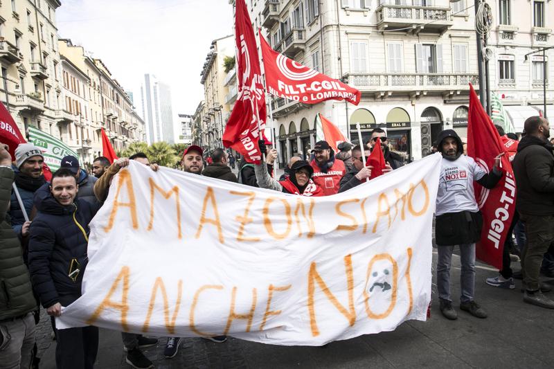 Amazon: a Milano la protesta dei driver Amazon: a Milano la protesta dei driver