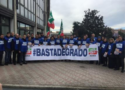 Caos rifiuti a Roma, Forza Italia manifesta in gilet azzurro sotto la sede Ama