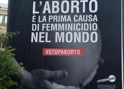 “La donna che abortisce è una omicida”. Nuova polemica dopo il manifesto choc